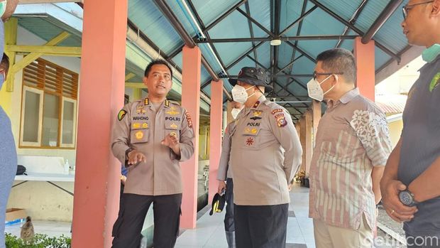 Polda Riau menyerahkan bantuan peti pendingin jenazah di RSUD Lubuk Basung untuk penanganan jenazah korban bencana. Bantuan diserahkan oleh Wakapolda Riau Brigjen Jossy Kusumo, Sabtu (6/12/2025).