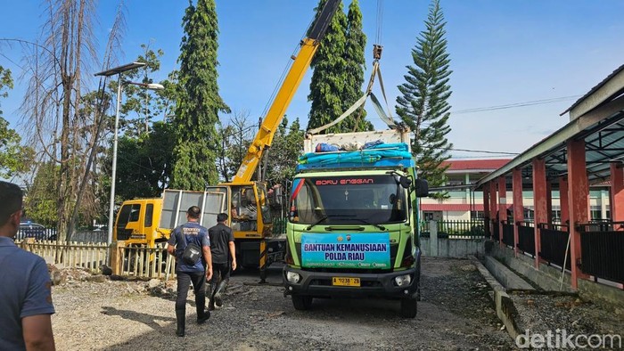 Peti Pendingin Jenazah Bantuan Polda Riau Tiba di RSUD Lubuk Basung Agam