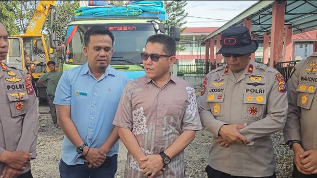 Polda Riau menyerahkan bantuan peti pendingin jenazah di RSUD Lubuk Basung untuk penanganan jenazah korban bencana. Bantuan diterima Asisten II Sekda Pemkab Agam, Adrinaldi dan Direktur RSUD Lubuk Basung dan Direktur RSUD Lubuk Basung dr M Riko Krisman Sp.An.