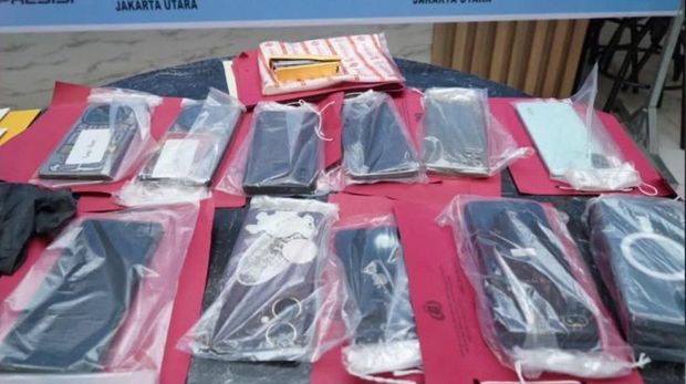 Polisi menangkap lima pencopet saat konser musik di Ancol, Jakarta Utara. Sebanyak 21 handphone (HP) disita dari para pelaku. (dok Polres Jakut)