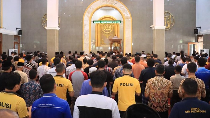 Polres Bojonegoro Salat Gaib-Galang Donasi untuk Korban Bencana Sumatera