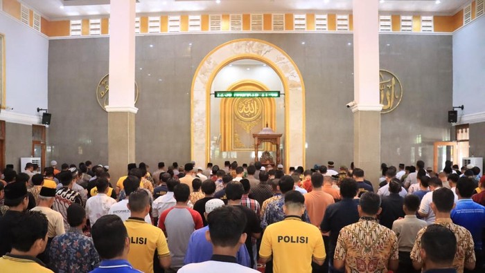 Polres Bojonegoro Gelar Salat Gaib untuk Korban Banjir dan Longsor Sumatera