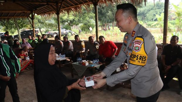 Polres Tangsel menggelar program Jumat Curhat dan Jumat Peduli di Serpong. Selain itu digelar pemeriksaan kesehatan hingga pembagian sembako. (dok Ist)