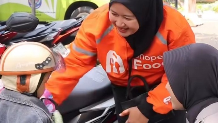 Viral Lady Ojol Narik Bawa Anak, Polwan Polres Depok Beri Apresiasi
