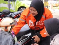 Viral Lady Ojol Narik Bawa Anak, Polwan Polres Depok Beri Apresiasi Hadiah