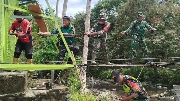 TNI Perbaiki Jembatan Tempat Guru Gendong Siswa Nyeberang Sungai di Mamasa