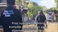 Komika berusia 34 tahun itu juga berkeliling kompleks perumahan tempat tinggal orang tuanya. Semua jalan dan rumah-rumah di sana, masih dipenuhi lumpur. Foto: Instagram @kitabisacom