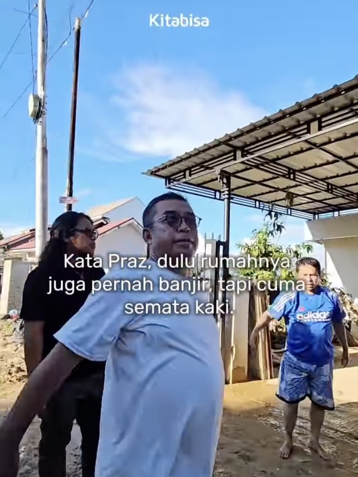 Praz Teguh mendatangi kompleks rumah orang tuanya di Sumbar.
