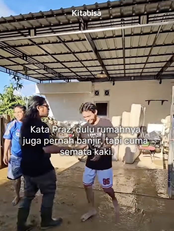 Praz Teguh mendatangi kompleks rumah orang tuanya di Sumbar.