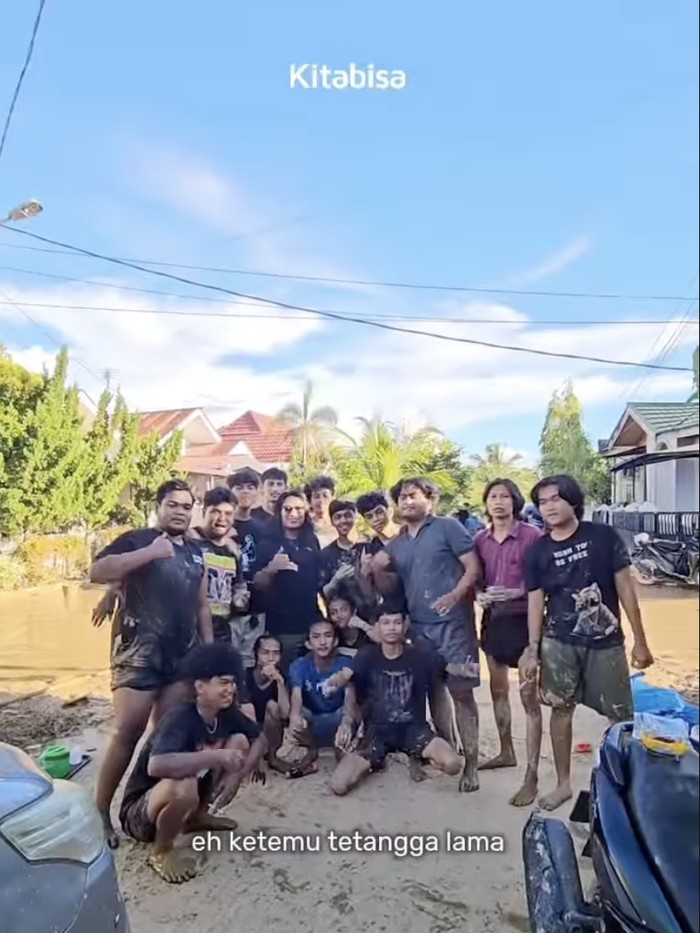 Praz Teguh mendatangi kompleks rumah orang tuanya di Sumbar.