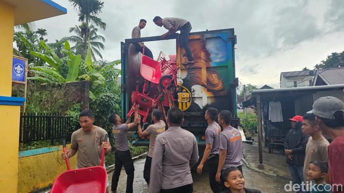 Bantuan Gerobak-Sekop Polda Riau Tiba di Agam, Siap Bersihkan Lumpur