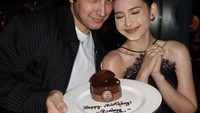 Sandrinna Michelle secara khusus juga memberikannya kue. Kue kecil nan manis bertuliskan Happy Birthday Baby jadi suguhan spesialnya. Foto: Instagram/@sandrinna_11