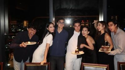 Romantis! Sandrinna Michelle Makan Bersama Kekasih dan Sahabat