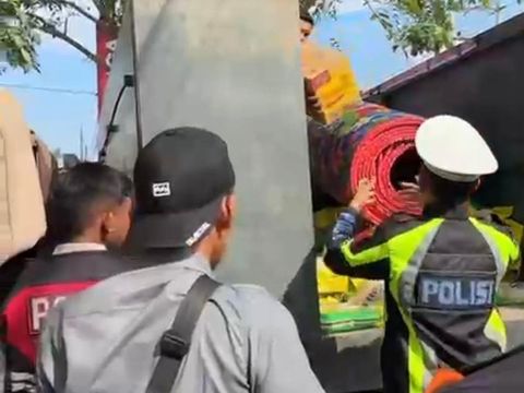 Satlantas Polres Pidie Jaya, Aceh melaksanakan kegiatan bakti sosial peduli bencana, memberikan bantuan makanan, popok hingga alas tidur kepada korban bencana banjir di Aceh Satlantas Polres Pidie Jaya, Aceh melaksanakan kegiatan bakti sosial peduli bencana, memberikan bantuan makanan, popok hingga alas tidur kepada korban bencana banjir di Aceh