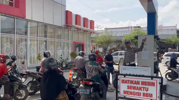 Satlantas Polres Pidie Jaya, Aceh melaksanakan kegiatan bakti sosial peduli bencana, memberikan bantuan makanan, popok hingga alas tidur kepada korban bencana banjir di Aceh Satlantas Polres Pidie Jaya, Aceh melaksanakan kegiatan bakti sosial peduli bencana, memberikan bantuan makanan, popok hingga alas tidur kepada korban bencana banjir di Aceh