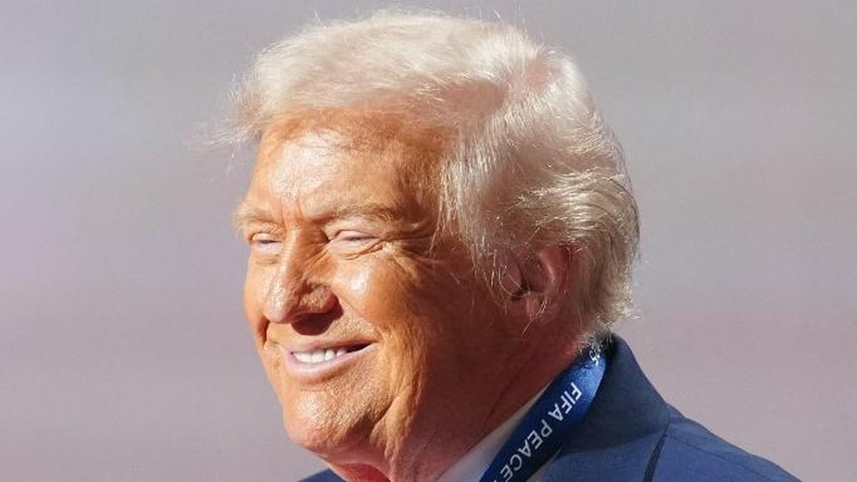 Senyum lebar Trump saat menerima FIFA Peace Prize