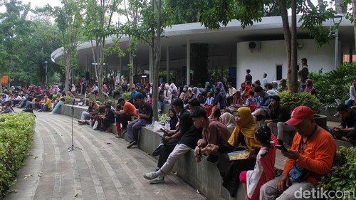 Hellofest menggelar acara nonton bareng film dan animasi lokal di Tebet Eco Park, Sabtu (6/12/2025). Kegiatan ini digelar untuk menggaungkan kreativitas anak bangsa dan mendorong apresiasi terhadap karya sineas muda.