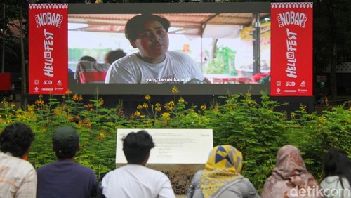 Hellofest menggelar acara nonton bareng film dan animasi lokal di Tebet Eco Park, Sabtu (6/12/2025). Kegiatan ini digelar untuk menggaungkan kreativitas anak bangsa dan mendorong apresiasi terhadap karya sineas muda.