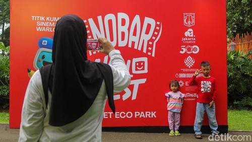 Hellofest menggelar acara nonton bareng film dan animasi lokal di Tebet Eco Park, Sabtu (6/12/2025). Kegiatan ini digelar untuk menggaungkan kreativitas anak bangsa dan mendorong apresiasi terhadap karya sineas muda.