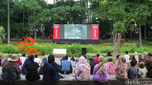 Hellofest menggelar acara nonton bareng film dan animasi lokal di Tebet Eco Park, Sabtu (6/12/2025). Kegiatan ini digelar untuk menggaungkan kreativitas anak bangsa dan mendorong apresiasi terhadap karya sineas muda.