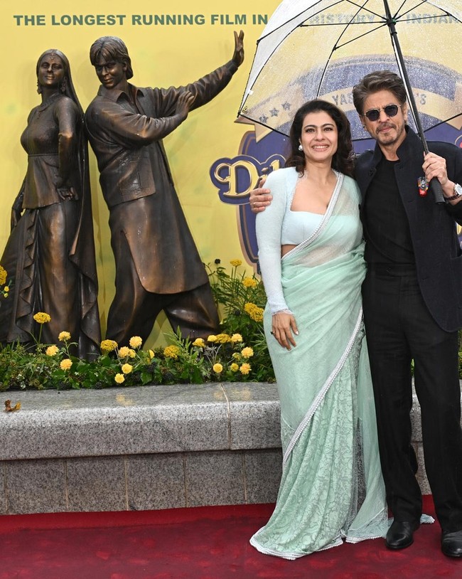 Shah Rukh Khan dan Kajol adalah duo sejoli Bollywood. Duet mereka dalam perfilman baru-baru ini diabadikan menjadi patung yang dipamerkan di Leicester Square, London, Inggris. Foto: Instagram @iamsrk