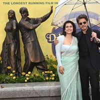 Shah Rukh Khan dan Kajol adalah duo sejoli Bollywood. Duet mereka dalam perfilman baru-baru ini diabadikan menjadi patung yang dipamerkan di Leicester Square, London, Inggris. Foto: Instagram @iamsrk