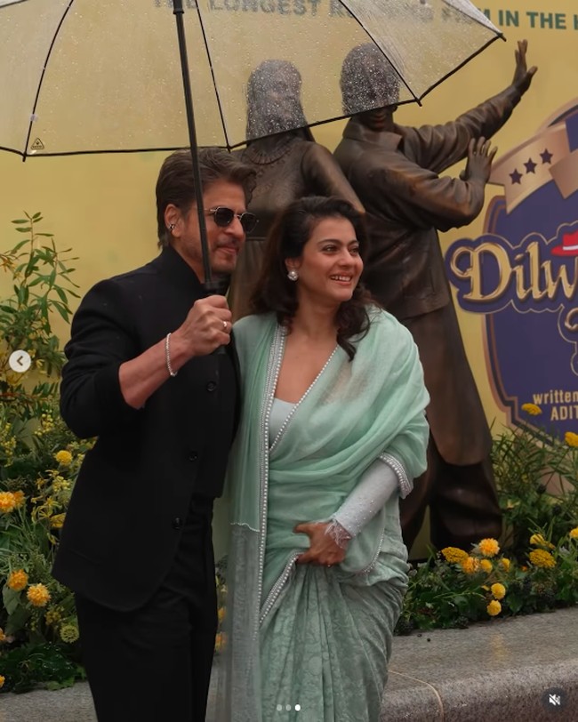 “Sungguh luar biasa melihat Dilwale Dulhania Le Jayenge terus menerima begitu banyak cinta, bahkan 30 tahun kemudian. Melihat patung itu diresmikan di London terasa seperti menghidupkan kembali sepotong sejarah kita, sebuah kisah yang benar-benar telah melintasi generasi,” kata Kajol. Foto: Instagram @iamsrk