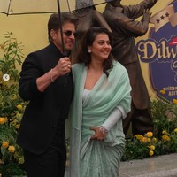 Potret Pasangan Ikonik Shah Rukh Khan & Kajol Resmikan Patung DLJJ di London