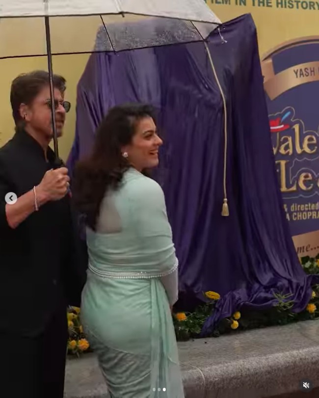 Patung perunggu tersebut dibuat untuk memperingati peran ikonik mereka dalam ‘Dilwale Dulhania Le Jayenge’ (DDLJ) yang dirilis 30 tahun lalu.  Foto: Instagram @iamsrk