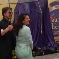 Patung perunggu tersebut dibuat untuk memperingati peran ikonik mereka dalam ‘Dilwale Dulhania Le Jayenge’ (DDLJ) yang dirilis 30 tahun lalu.  Foto: Instagram @iamsrk