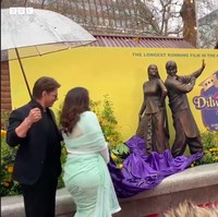 Momen ini mencetak sejarah karena menjadikan ‘DDLJ’ film India pertama yang menerima pengakuan sekaligus bagian dari rangkaian patung Scenes in the Square. Patung Kajol-Shah Rukh Khan bersanding dengan karakter dalam film-film terkenal lain, seperti Harry Potter, Mary Poppins, Paddington, dan Singin in the Rain. Foto: Dok. BBC