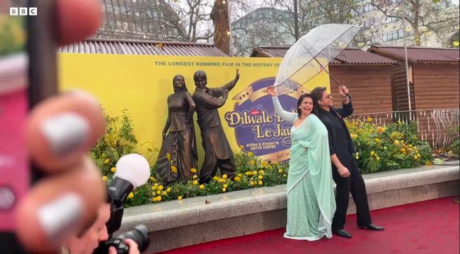 Dalam peresmiannya, Shah Rukh Khan dan Kajol masih terlihat ‘mesra’ seperti peran mereka 30 tahun lalu. Foto: Dok. BBC