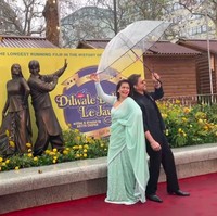 Dalam peresmiannya, Shah Rukh Khan dan Kajol masih terlihat ‘mesra’ seperti peran mereka 30 tahun lalu. Foto: Dok. BBC