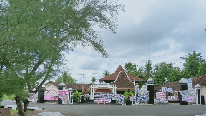 Viral Warga Segel Kantor Kalurahan Ngunut Gunungkidul gegara Masalah Anggaran