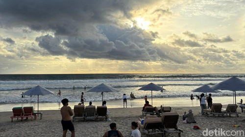 Suasana senja di Pantai Legian, Bali.