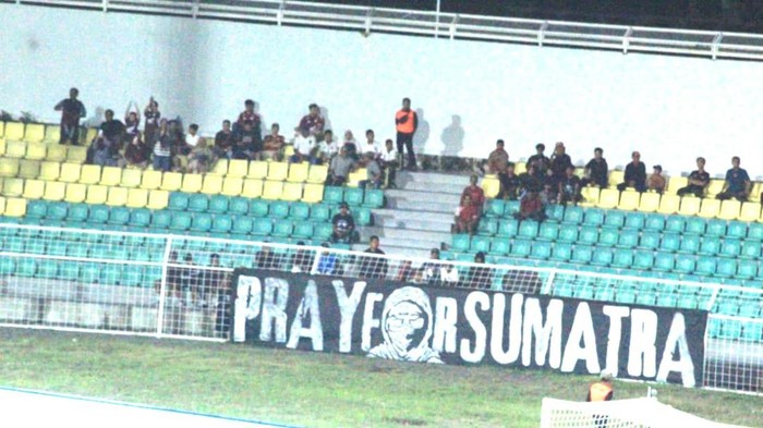 PSM Vs Persebaya, Suporter Bentangkan Spanduk Pray For Sumatera