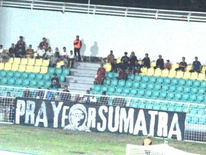PSM Vs Persebaya, Suporter Bentangkan Spanduk Pray For Sumatera