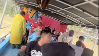 Memakai boat wisata Taufiq LIDA dan semua yang dievakuasi menuju Kota Takengon harus melalui Danau Lut Tawar. Foto: Instagram @lida2018_taufiq