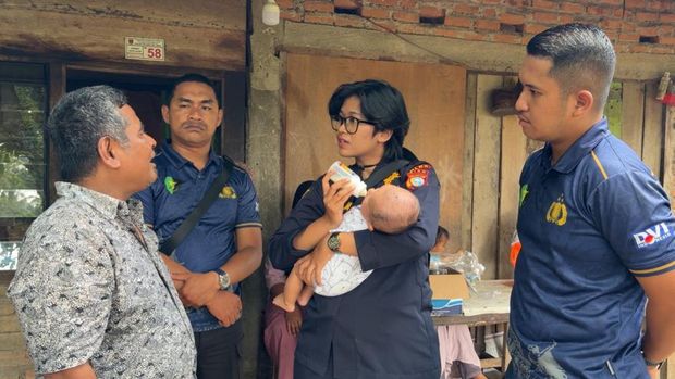 Tim Dokkes Polda Riau mengecek kondisi kesehatan bayi Fathan (3) yang selamat dari galodo di Nagari Salareh Aia, Kecamatan Palembayan, Kabupaten Agam, Sumbar. (dok Istimewa) Tim Dokkes Polda Riau mengecek kondisi kesehatan bayi Fathan (3) yang selamat dari galodo di Nagari Salareh Aia, Kecamatan Palembayan, Kabupaten Agam, Sumbar. (dok Istimewa)