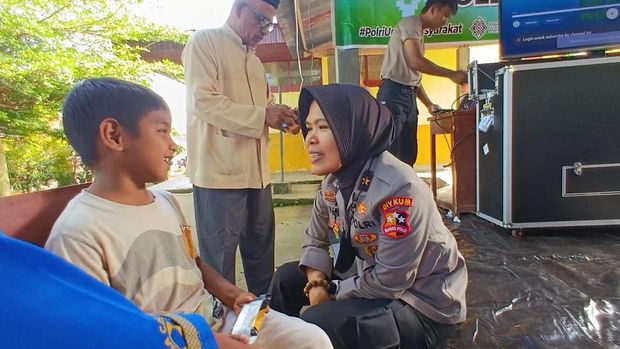 Tim Trauma Healing Mabes Polri turun ke Palembayan, Agam, untuk membantu memulihkan korban pascabencana. Tim Trauma Healing Mabes Polri turun ke Palembayan, Agam, untuk membantu memulihkan korban pascabencana, Sabtu (6/12/2025).