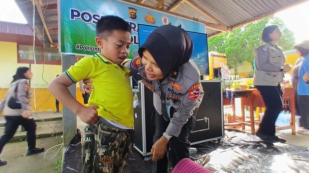 Tim Trauma Healing Mabes Polri turun ke Palembayan, Agam, untuk membantu memulihkan korban pascabencana. Tim Trauma Healing Mabes Polri turun ke Palembayan, Agam, untuk membantu memulihkan korban pascabencana, Sabtu (6/12/2025).