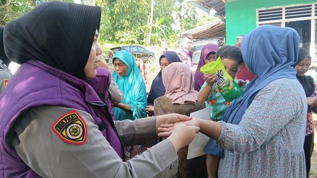 Tim Trauma Healing Mabes Polri turun ke Palembayan, Agam, untuk membantu memulihkan korban pascabencana. Tim Trauma Healing Mabes Polri turun ke Palembayan, Agam, untuk membantu memulihkan korban pascabencana, Sabtu (6/12/2025).