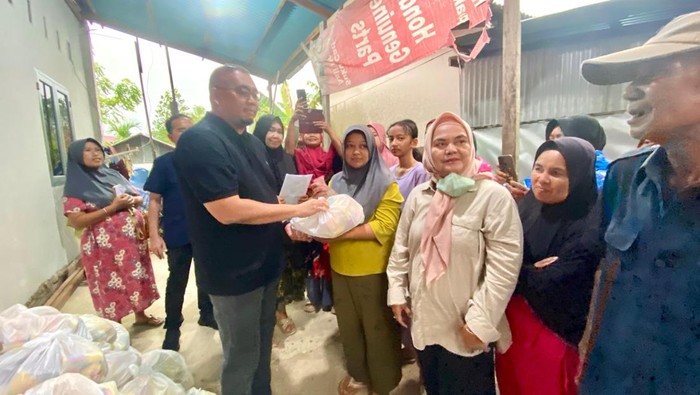 Mendarat di Padang, Andre Rosiade Bagikan Ratusan Sembako di Koto Tangah