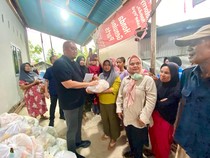 Mendarat di Padang, Andre Rosiade Bagikan Ratusan Sembako di Koto Tangah