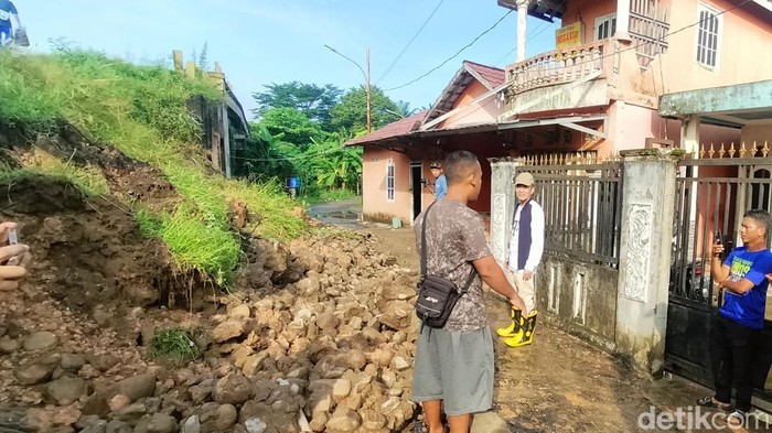 Wali Kota Palembang Ratu Dewa dan Camat Gandus Jufriansyah meninjau jembatan yang amblas.