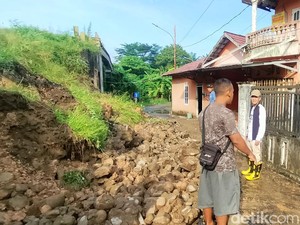 Walkot Palembang Tinjau Jembatan di Gandus yang Amblas Usai Hujan Deras