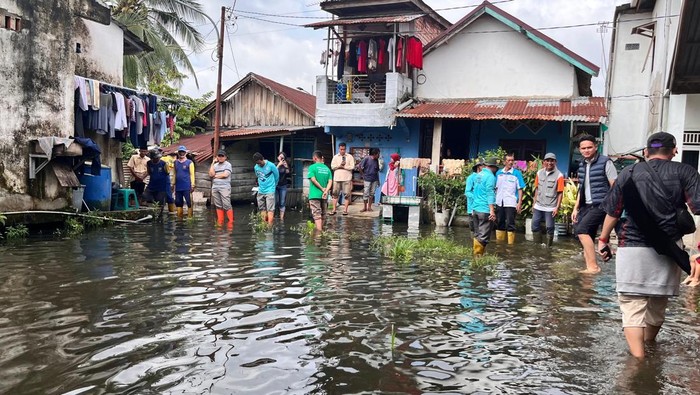 Hujan Picu Banjir di Palembang, Akses Lalu Lintas Warga Terganggu
