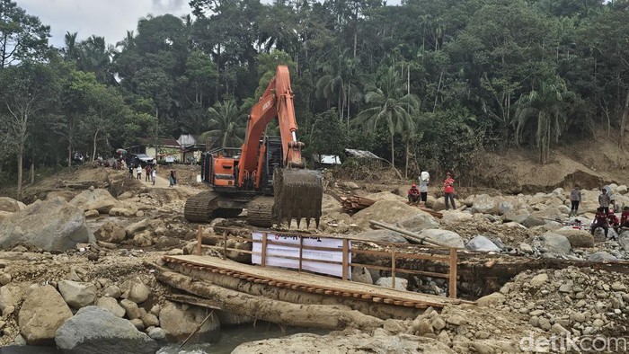 Warga di Agam Terisolasi Pascabencana, Jembatan Darurat Jadi Akses Satu-satunya