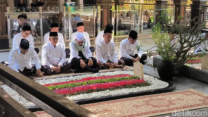 Yahya Cholil Staquf atau Gus Yahya saat berziarah di makam pendiri NU KH Hasyim Asyari di Ponpes Tebuireng Jombang.