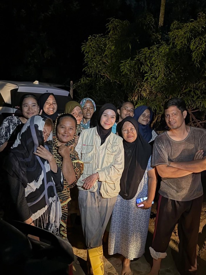 Zaskia Adya Mecca memperlihatkan kondisi di Aceh Tamiang.